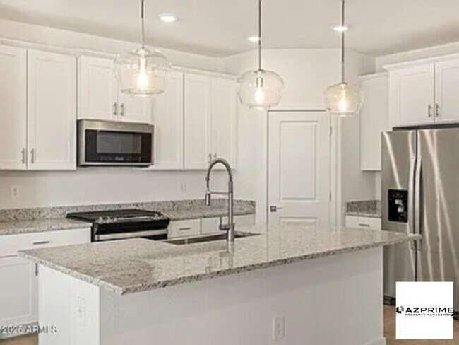 Building Photo - Your dream home awaits