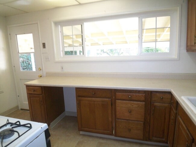 Building Photo - Great home with gorgeous hardwood floors!!