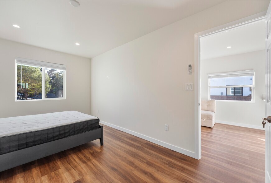 Building Photo - 1443 W 36th Pl