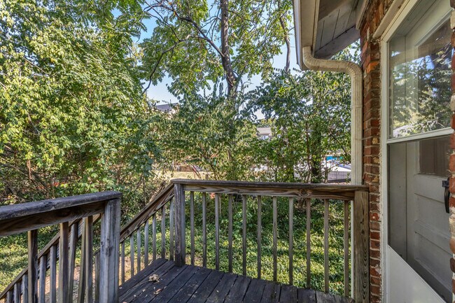Building Photo - Charming Sylvan Park Shotgun Apartment in a Darling Triplex!