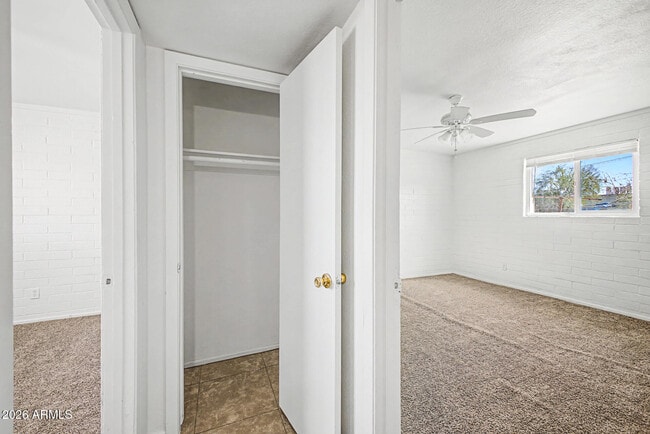 Building Photo - 1319 W Tulip Pl