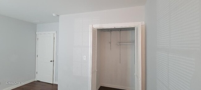 Building Photo - 7441 N Rogers Ave