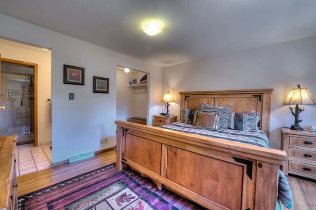 Building Photo - Ski Season Rental! Beautiful home near bus...