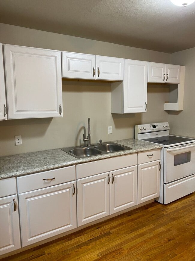 Building Photo - 2 Bedroom 1 Bath Home
