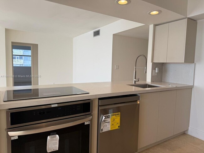 Building Photo - 1420 Brickell Bay Dr