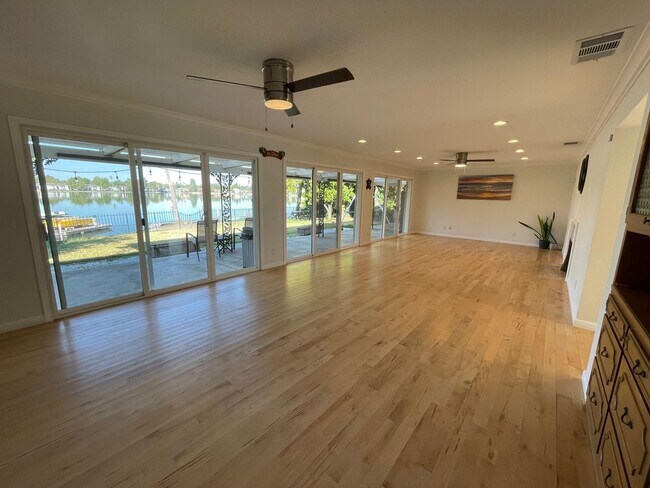 Building Photo - 6520 Havenside Dr