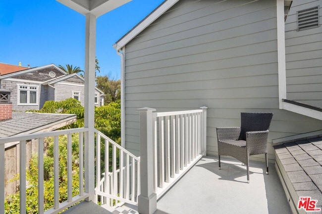 Building Photo - 431 Linnie Canal