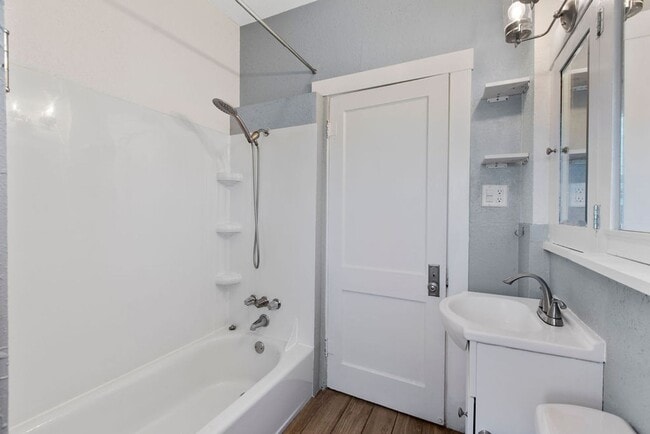 Building Photo - 2 Bedroom 1 Bath Duplex