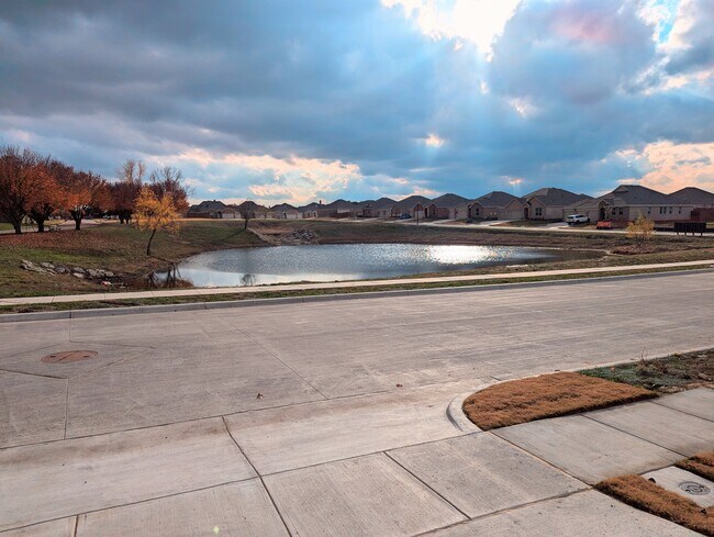 Building Photo - 426 Lone Star Dr