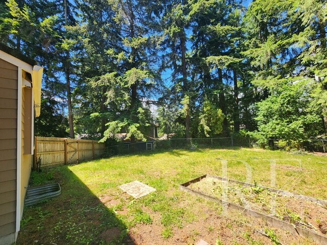 Building Photo - Ridgetop Home in Quiet Neighborhood