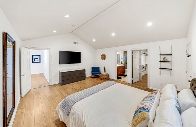 Building Photo - 7700 Oakdale Ave