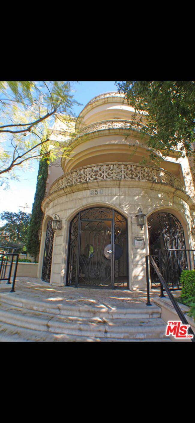 Building Photo - 850 N Croft Ave