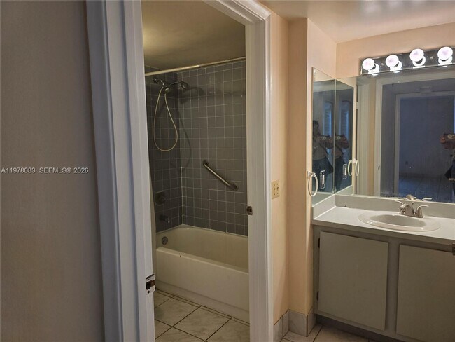 Building Photo - 9688 Fontainebleau Blvd