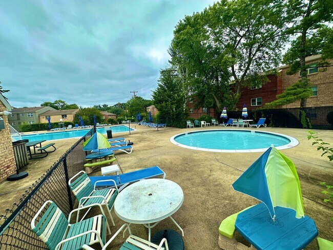 Building Photo - SAVE ALMOST $200 SPECIAL* Sail into this 2BR 1BA at the Mayflower Condominiums in Alexandria incl...