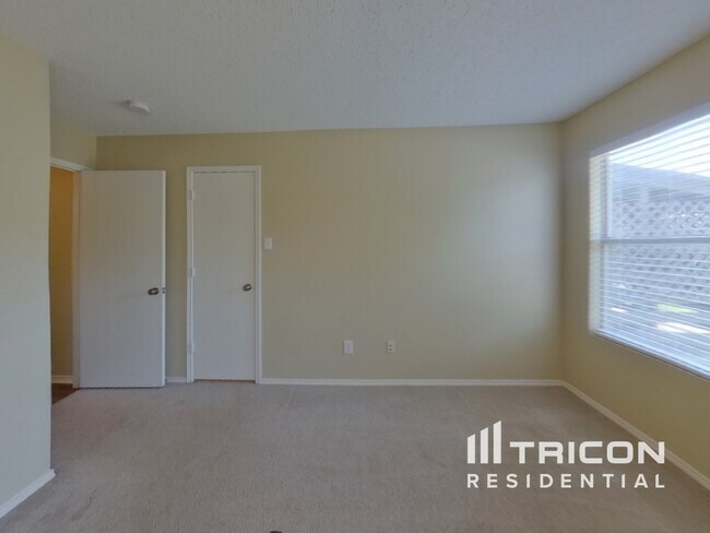 Building Photo - 537 Linacre Dr