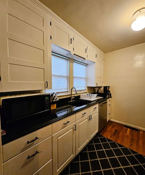 Building Photo - 1208 Emmons Ave