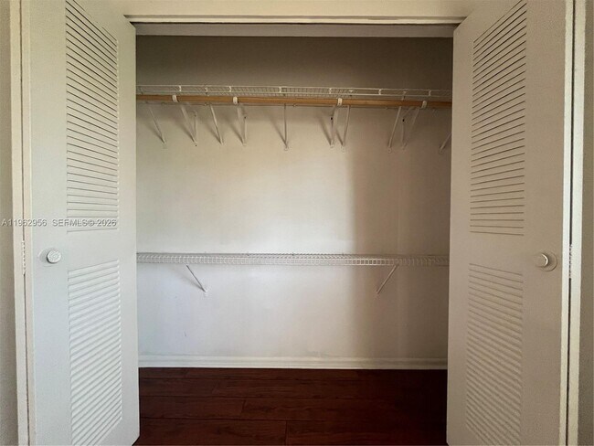 Building Photo - 407 Palm Cir E