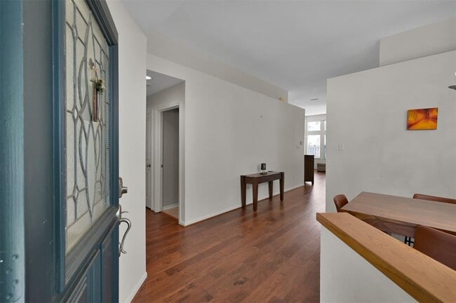 Building Photo - 24 E New Avery Pl