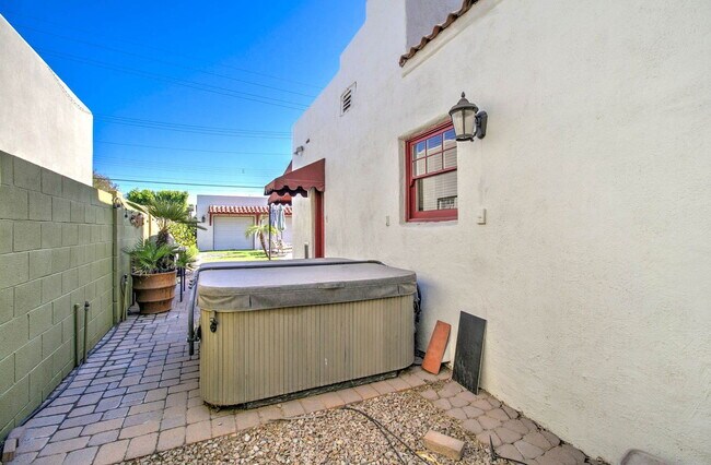 Building Photo - 1310 W Lynwood St