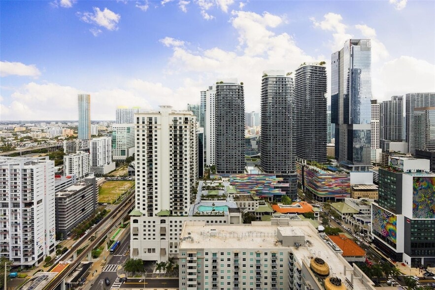 Building Photo - 1111 SW 1st Ave