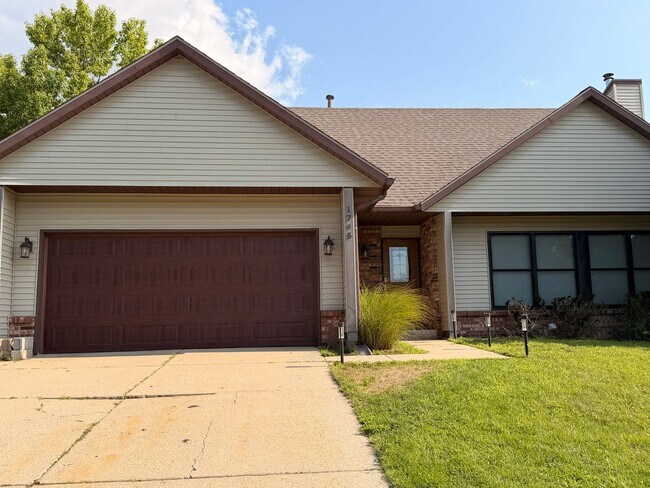 Building Photo - 1795 Forest Lake Dr SE
