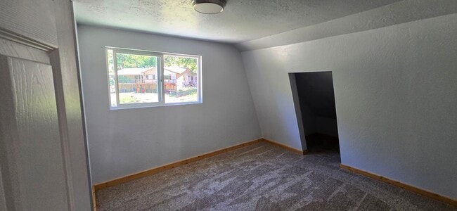 Building Photo - 10660 Valencia Rd