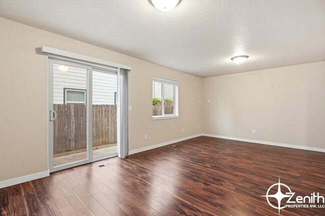 Building Photo - 5618 NE 74th Ct
