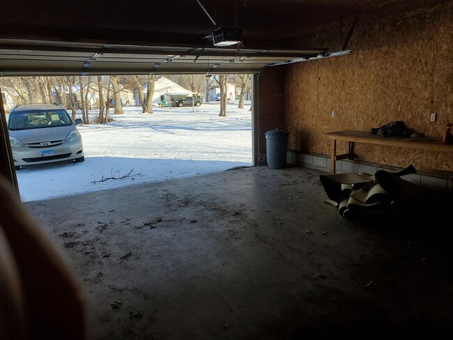 Building Photo - 2 bedroom duplex with 2 car attached garage!