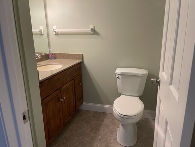 Building Photo - 2 Bedroom Condo - 1.5 Baths, Community Pool, Central AC