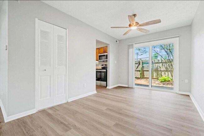 Building Photo - 3500 Warwick Dr