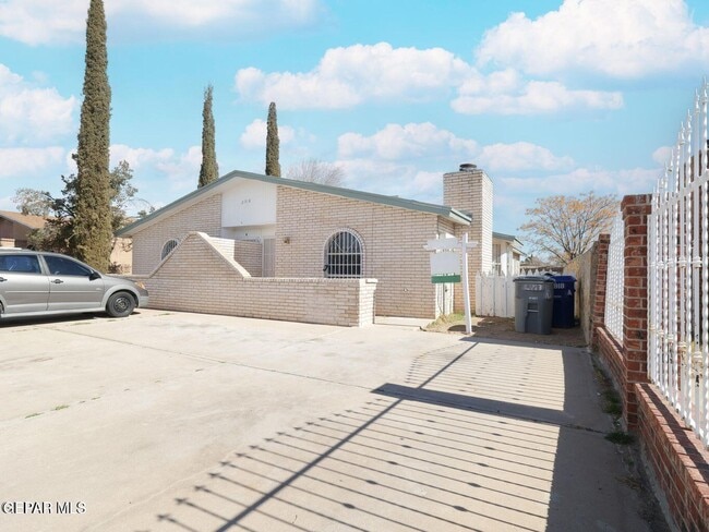 Building Photo - 2918 E Glen Dr