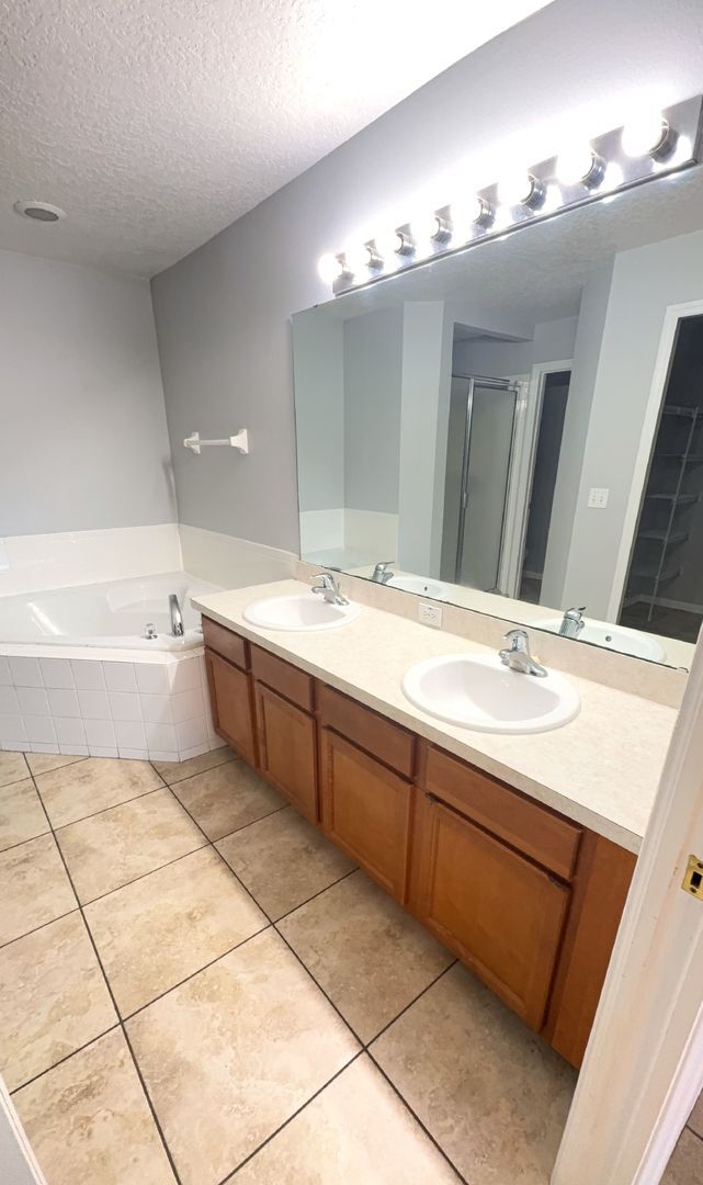 Building Photo - Come see this Beautiful and bright 3 bedroom 2 bath home!