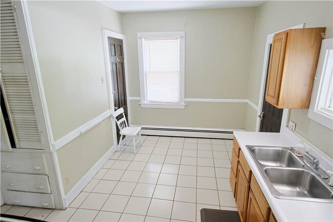 Building Photo - Great spot! 3br/1ba on Park Ave
