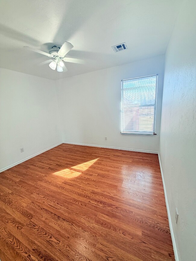 Building Photo - 1016 Westbury Terrace