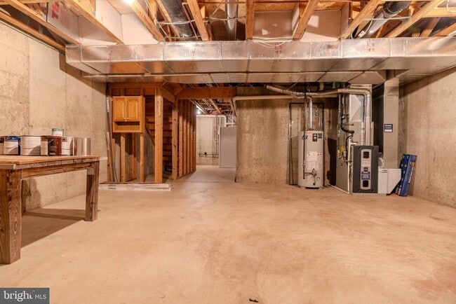 Building Photo - 200 Strawberry Ln
