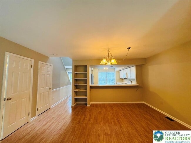 Building Photo - 102 Quaker Dr