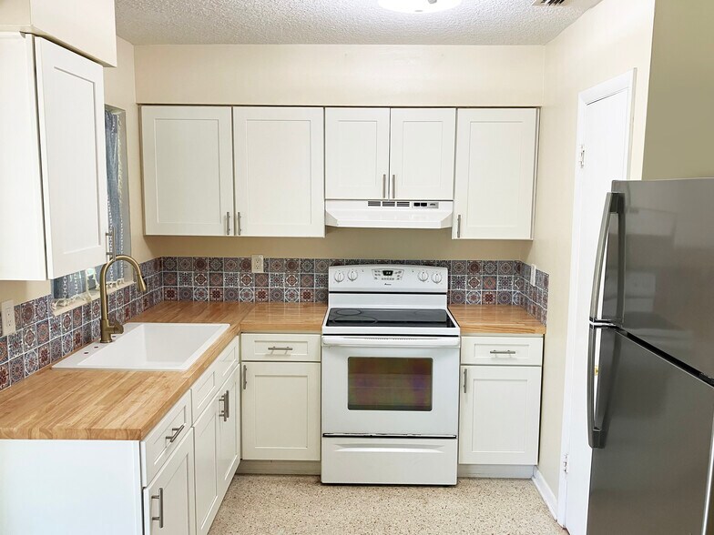 Building Photo - 913 Schumann Dr