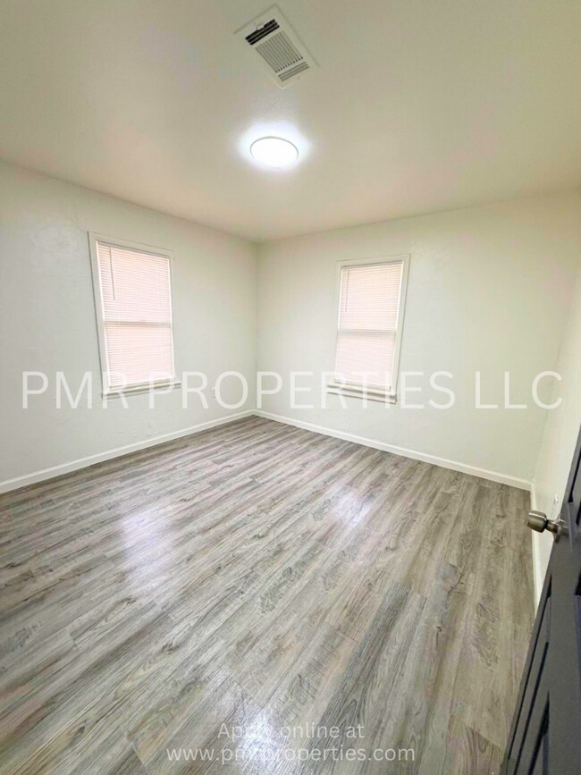Building Photo - 2 Bedrooms / 1 Bathroom House