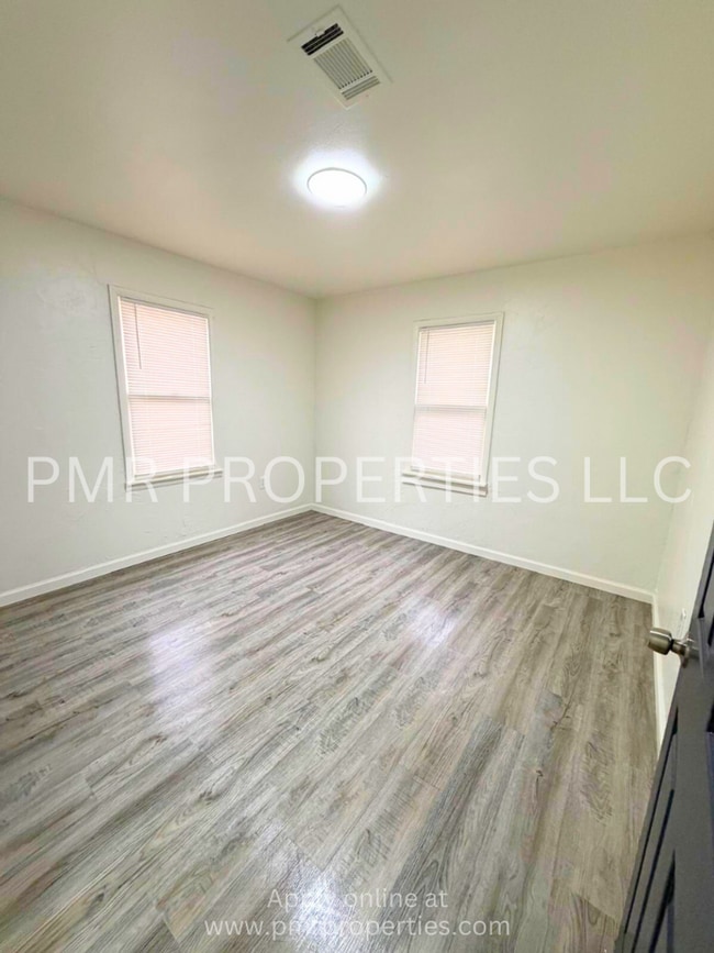 Building Photo - 2 Bedrooms/1 Bathroom House