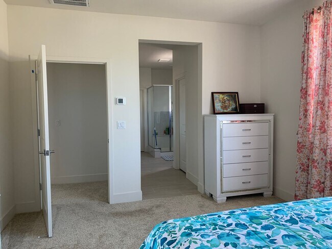 Building Photo - 4 Bedroom Home in Hollister with 3 Full Bathrooms and Central A/C