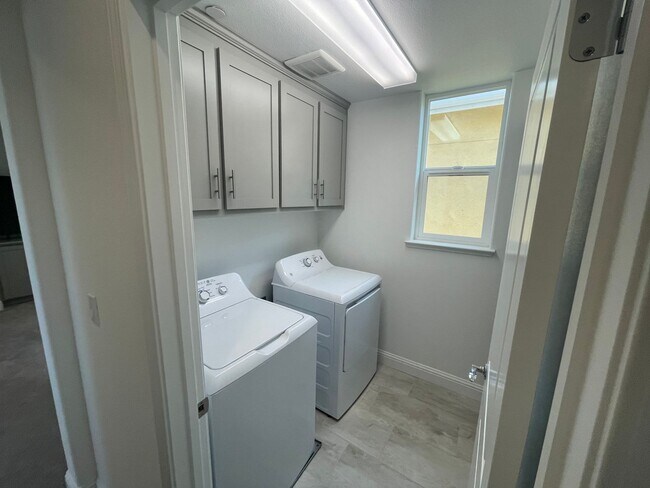 Building Photo - Charming 3 Bed / 2.5 Bath Home with Modern Upgrades