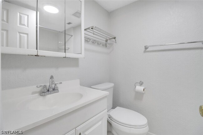Building Photo - 4635 Bayshore Dr