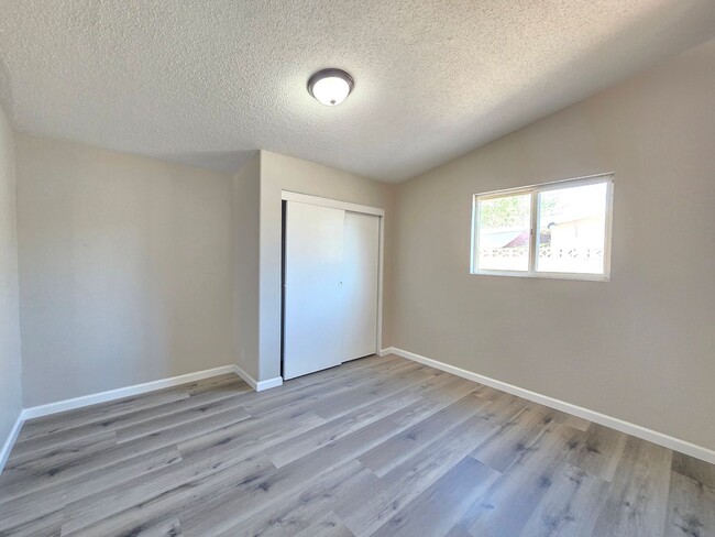 Building Photo - Spacious 4- Bedroom Remodeled Home in Palm...