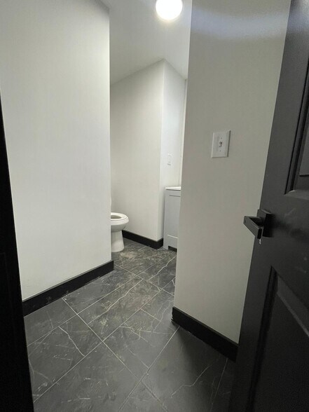 Unit 3 - 125 Wegman Pky