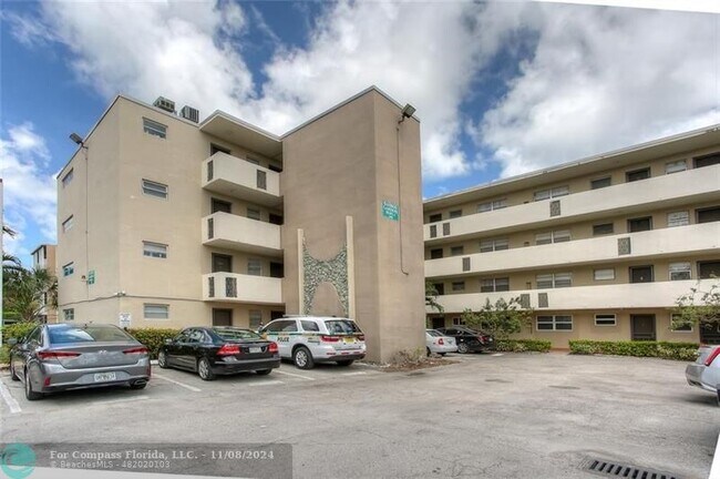 Building Photo - 1690 NE 191st St