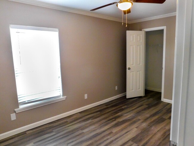 Building Photo - Room For Rent