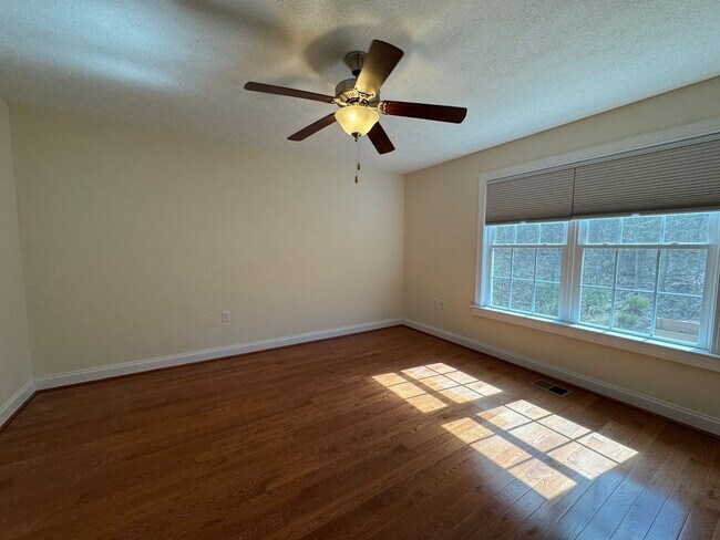 Building Photo - Beautiful Townhome in Spring Oaks!