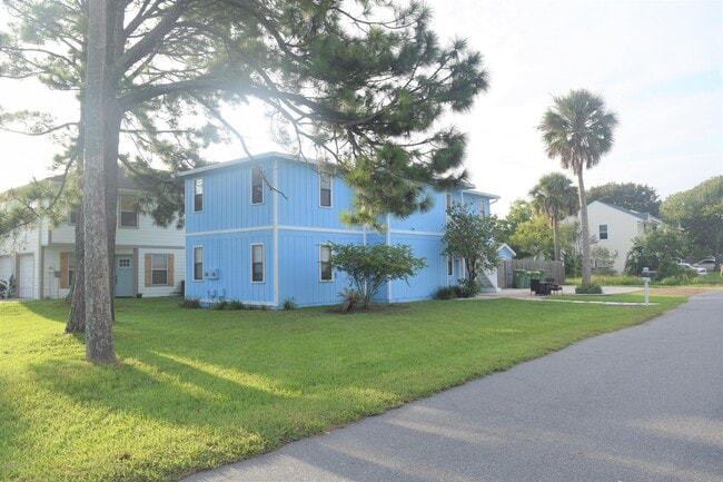 Building Photo - 725 7th Ave N