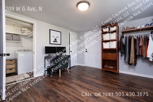 Building Photo - 209 W G Ave