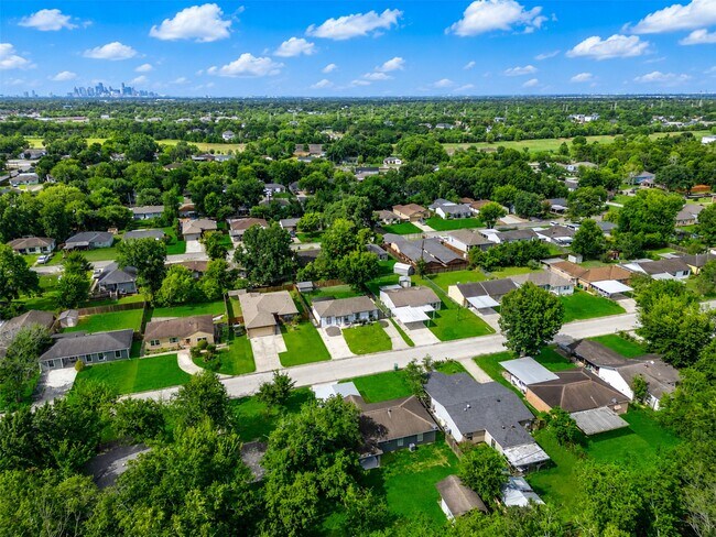 Building Photo - 4930 Holloway Dr